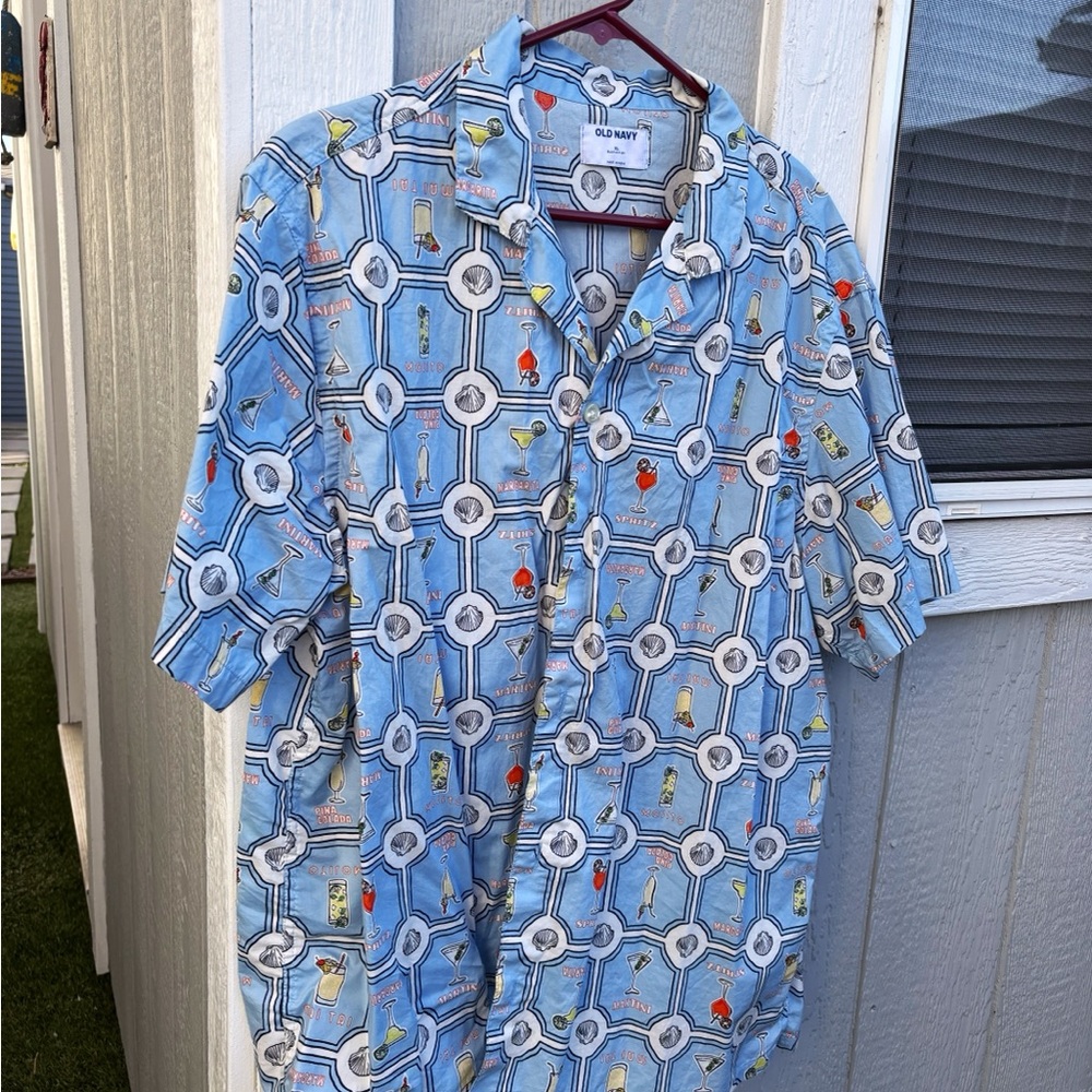 Old Navy Light Blue Cocktail Print Short-Sleeve Button-Up Shirt